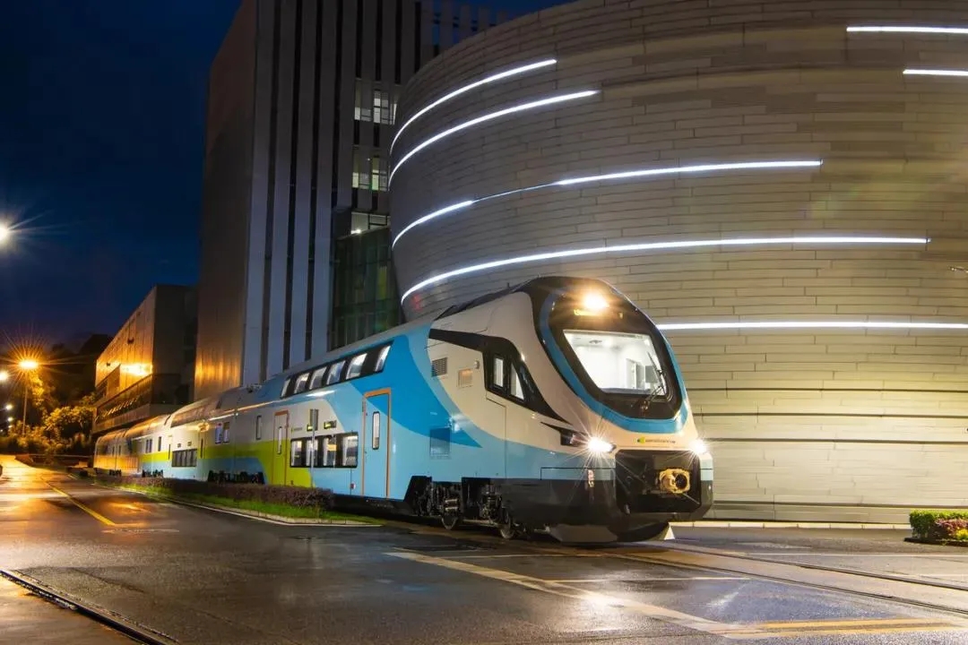 中車株洲電機(jī)使用玻璃纖維等新型復(fù)合材料制造動車組