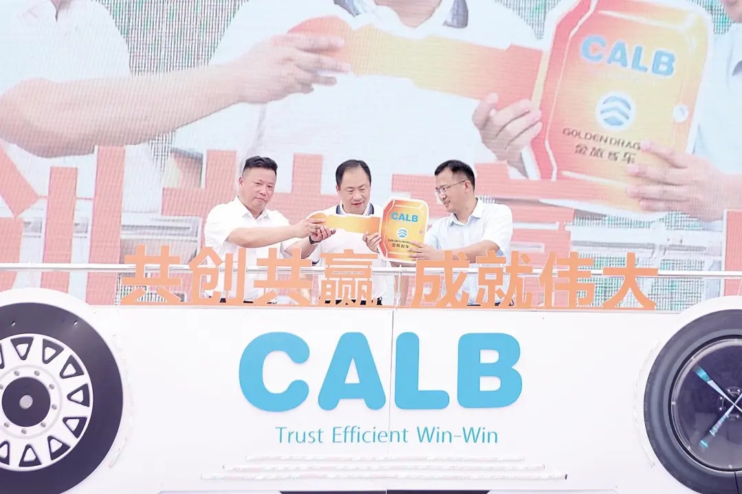 裝載中航鋰電產(chǎn)品的首批純電動客車正式交付
