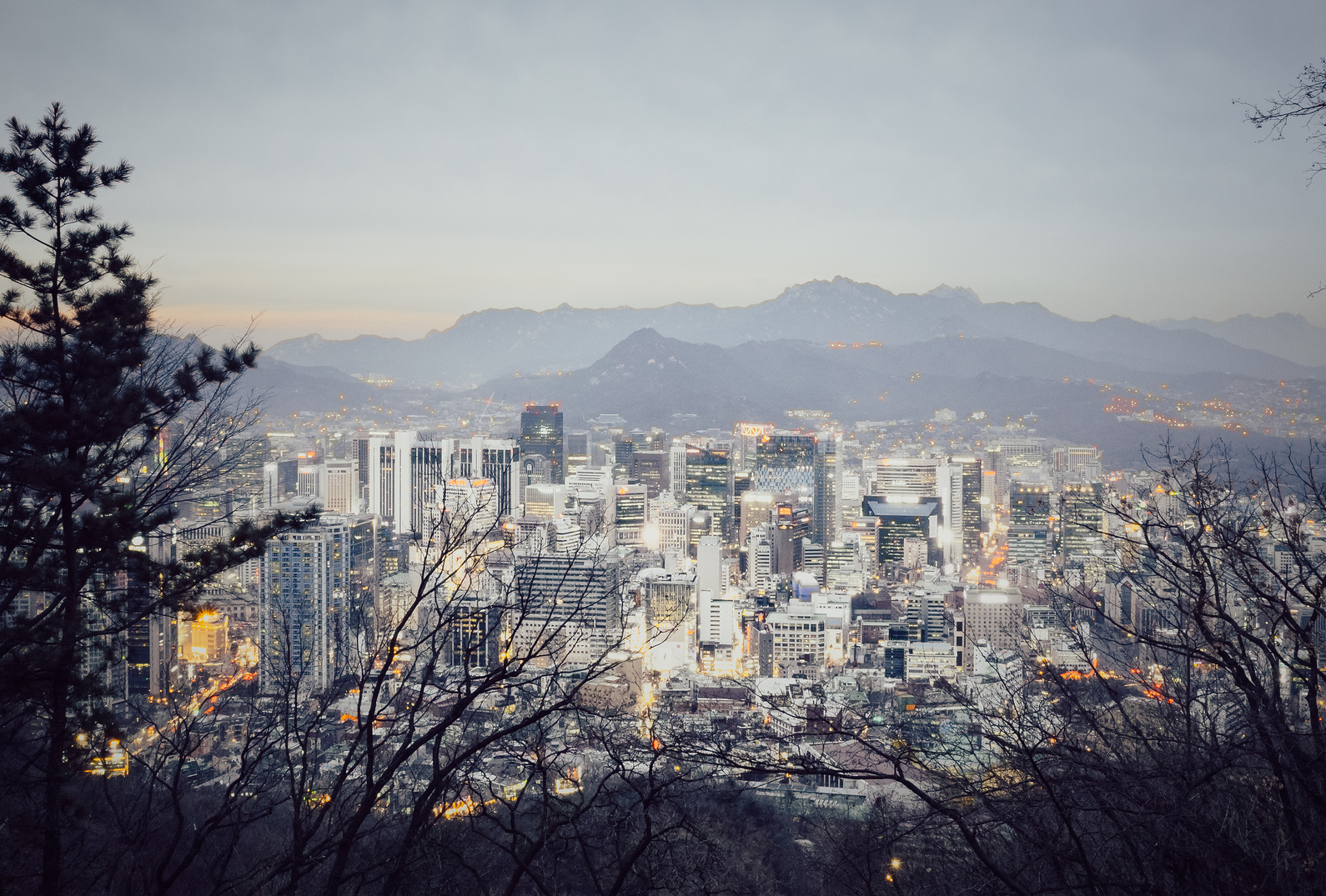 從南山上看韓國(guó)首都首爾的中心區(qū)