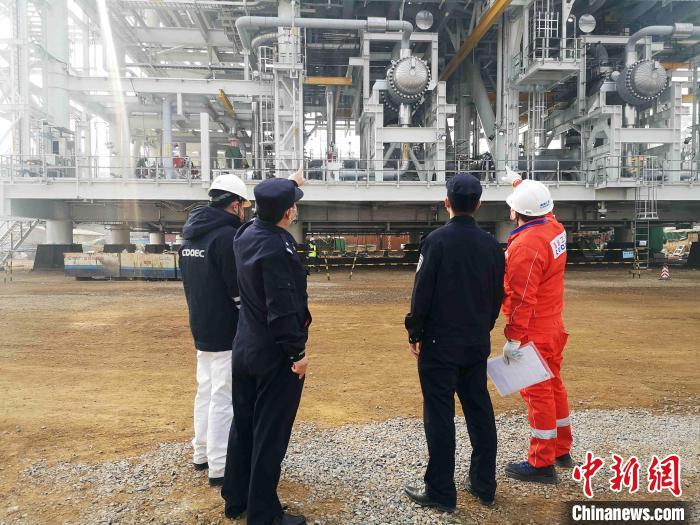 黃島出入境邊防檢查站民警保障加拿大LNG首個(gè)工藝模塊順利完工交付