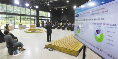 韓國首爾，韓國總統(tǒng)文在寅出席2050碳中和委員會第二次全體會議并發(fā)言