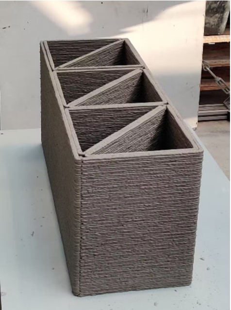 灰色混凝土結(jié)構(gòu)，使用3D打印工藝預(yù)制的建筑圍護(hù)結(jié)構(gòu)