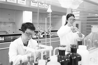 甲醇合成催化劑的研發(fā)人員正在做實(shí)驗(yàn)受訪者供圖