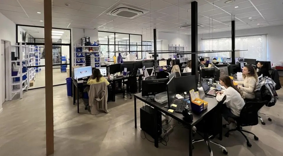 SecretAligner 的生產(chǎn)設(shè)施可以使用自動化 Formlabs 3D 打印機 24/7 運行