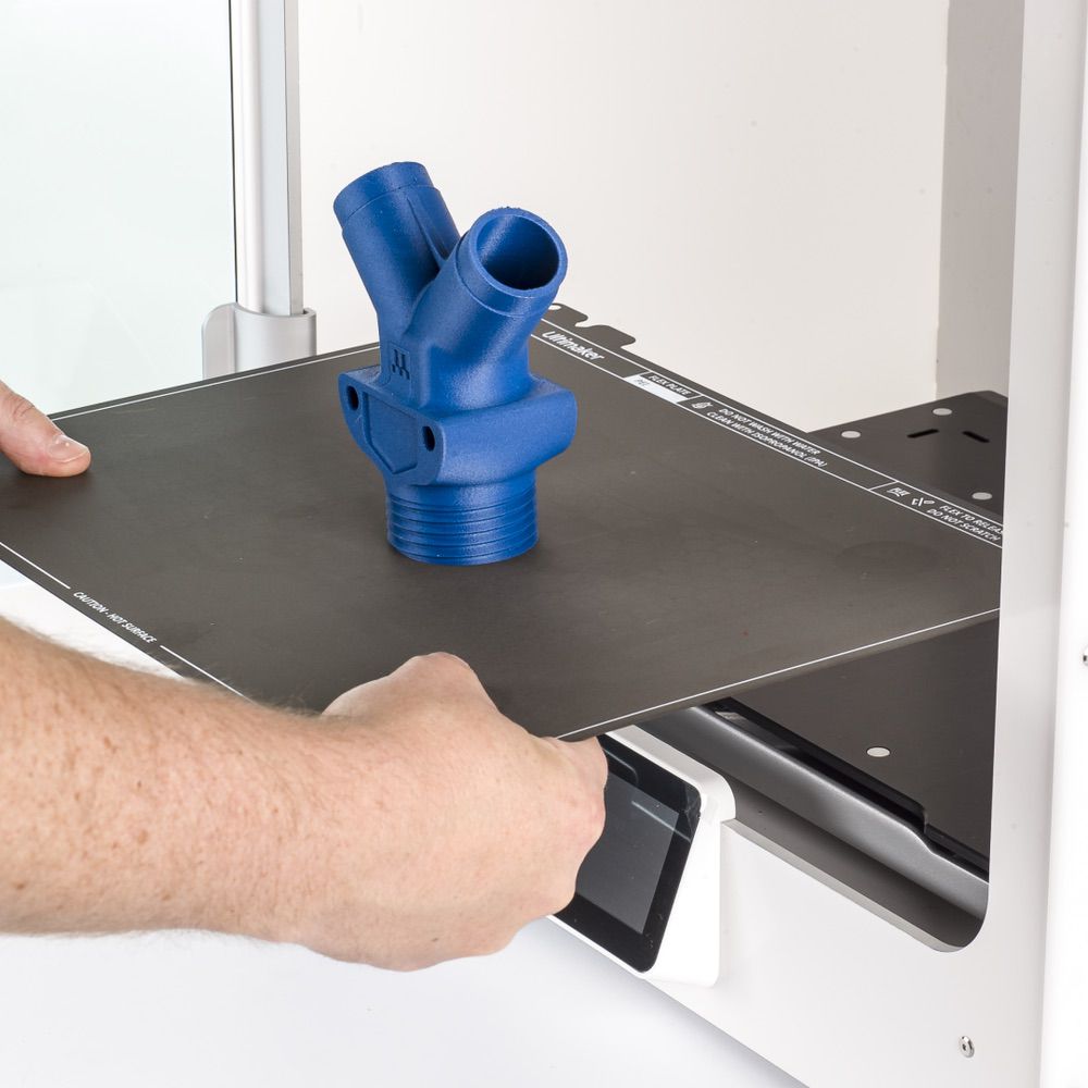UltiMaker推出高性能復(fù)合材料PET碳纖維